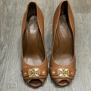 Tory Burch Ambrose Tan Wedge-Heel Pump Shoes
